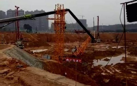 突发、2018年1月1日长沙一在建工地安装塔吊时吊车发生倾翻事故