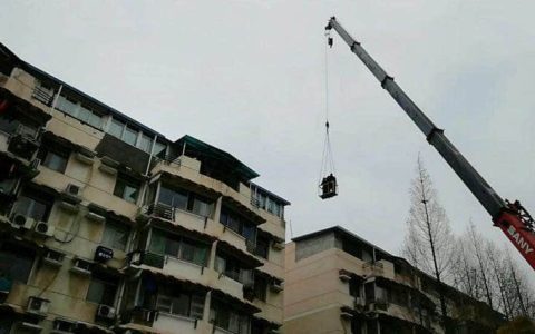 顶楼业主封锁天台通道，城管借助吊车输送人员拆违