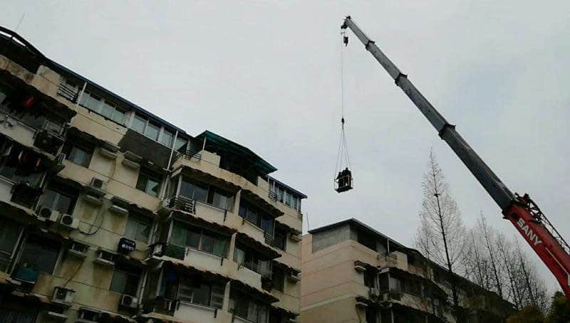顶楼业主封锁天台通道，城管借助吊车输送人员拆违