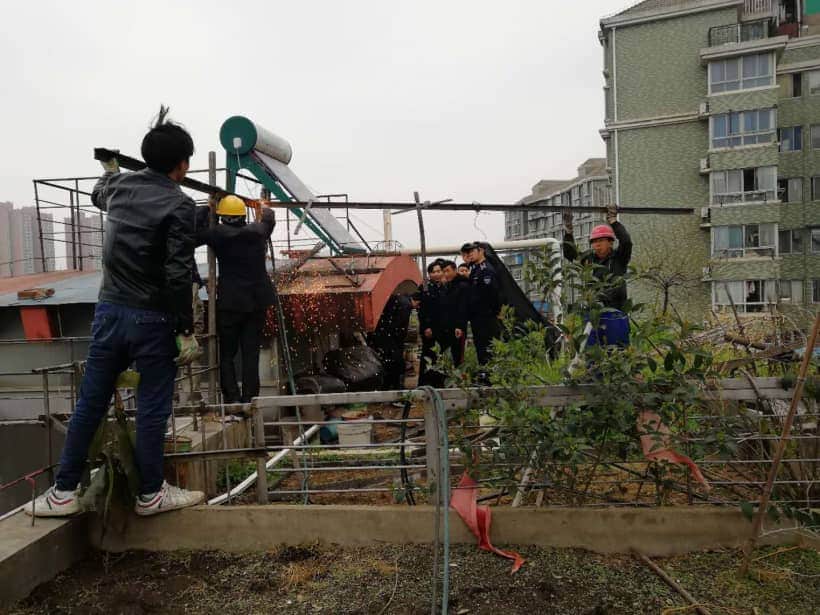 顶楼业主封锁天台通道,城管借助吊车输送人员拆违