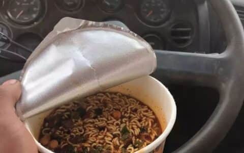 开百万的车，吃5块的泡面，住这样的宿舍，吊司的苦你懂吗？