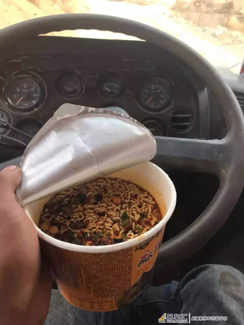 开百万的车，吃5块的泡面，住这样的宿舍，吊司的苦你懂吗？