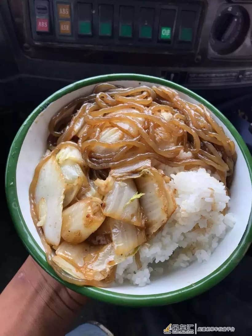 开百万的车,吃5块的泡面,住这样的宿舍,吊司的苦你懂吗?
