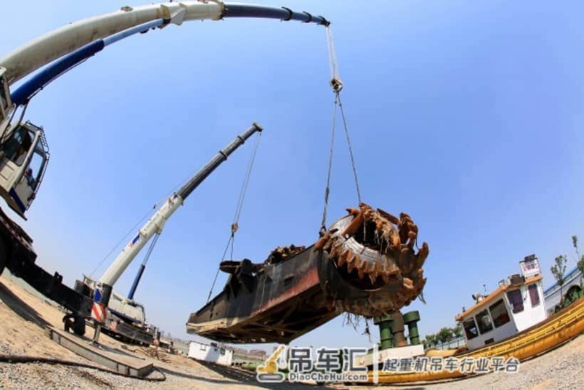 轰隆一声巨响 莫干山路一工地起重机吊臂砸落