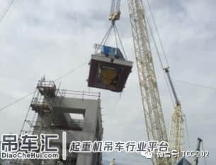 600履带吊助中化三建阿曼乙烯项目顺利吊装成功