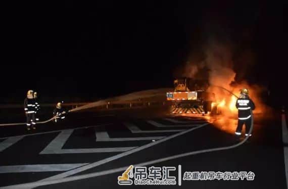 老板得罪谁了?吊车停服务区被烧成灰...