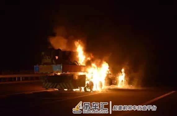 老板得罪谁了?吊车停服务区被烧成灰...