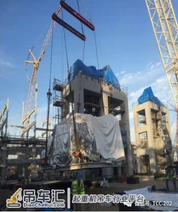 600履带吊助中化三建阿曼乙烯项目顺利吊装成功