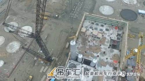 400吨级履带吊提升、100吨汽车吊配合溜尾助全国首例石化尼龙行业萃取塔整体一次性吊装成功