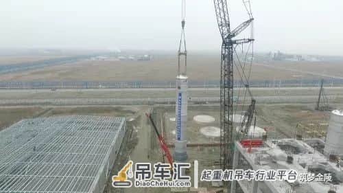400吨级履带吊提升、100吨汽车吊配合溜尾助全国首例石化尼龙行业萃取塔整体一次性吊装成功