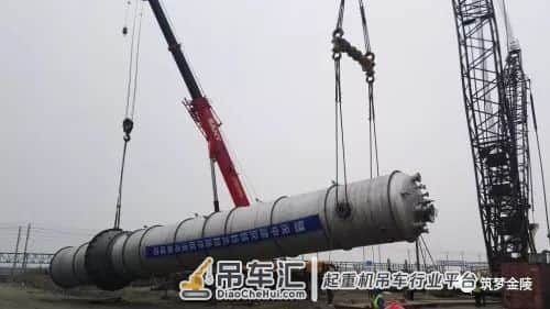 400吨级履带吊提升、100吨汽车吊配合溜尾助全国首例石化尼龙行业萃取塔整体一次性吊装成功