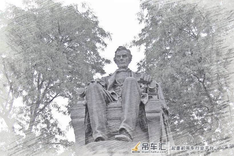 一个连的海军陆战队加上军用起重设备才搬动的超级塑像
