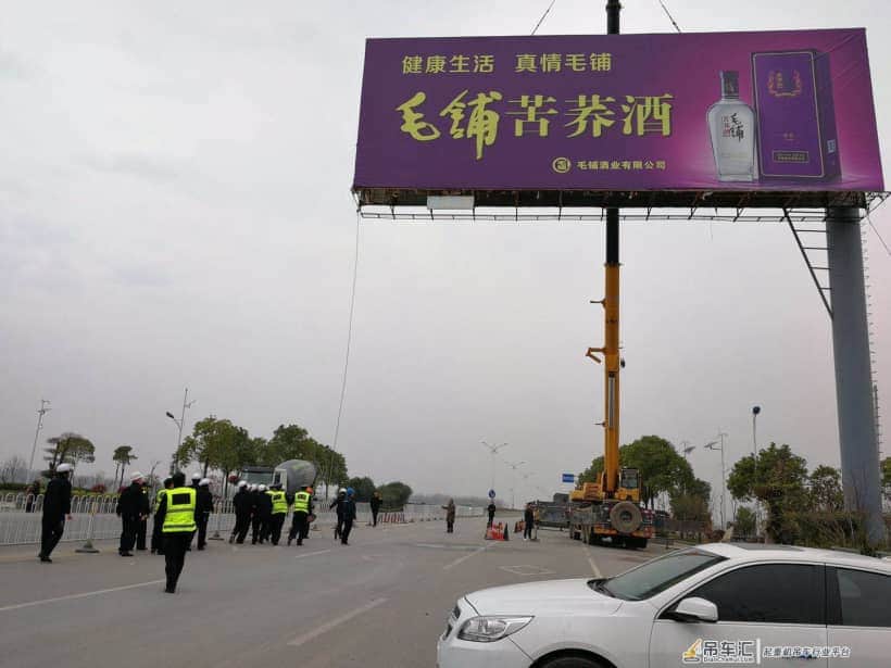 调动大型吊车,历时四个半小时 新洲城管拆除“巨无霸”广告牌