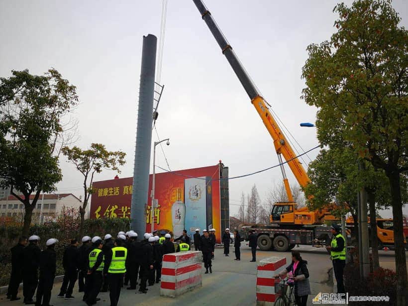 调动大型吊车,历时四个半小时 新洲城管拆除“巨无霸”广告牌