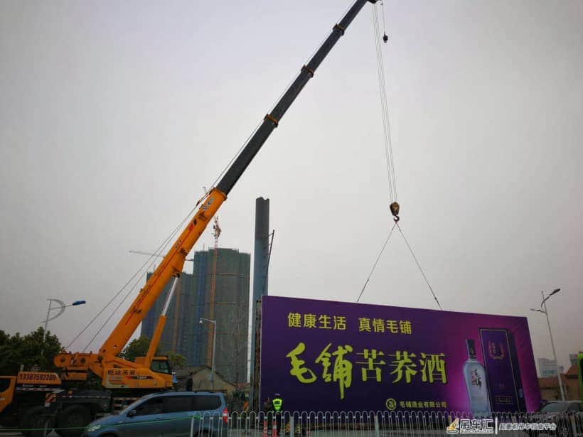 调动大型吊车,历时四个半小时 新洲城管拆除“巨无霸”广告牌