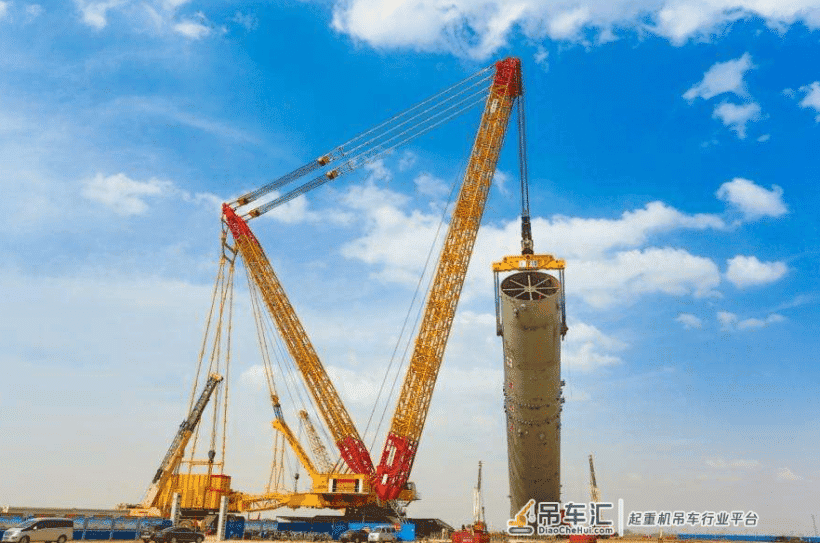 全球最大起重能力履带起重机,可将海军主力054A型护卫舰轻松吊起