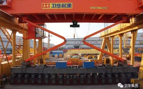 河南卫华力作频出丨阳极炭块堆垛起重机顺利发车