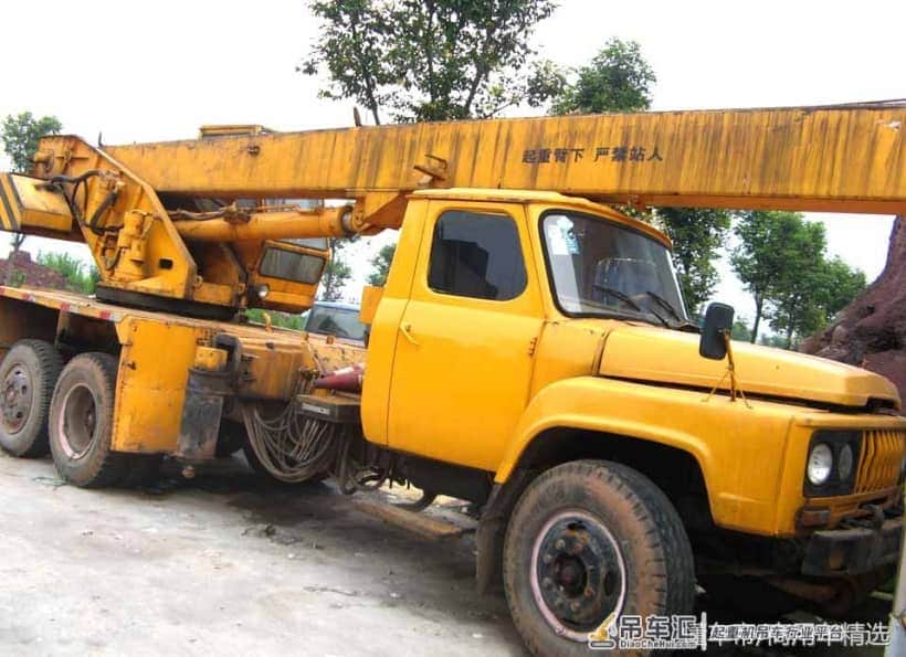 快被人遗忘的八吨长头车 东风EQ144后六轮长江12吨吊车