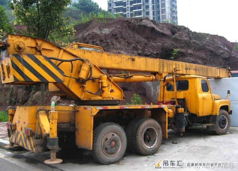 快被人遗忘的八吨长头车 东风EQ144后六轮长江12吨吊车