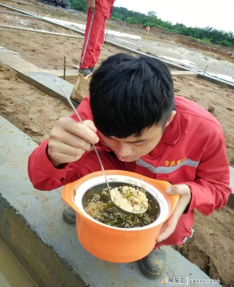 我在非洲开吊车,一墙之隔就是枪林弹雨!!