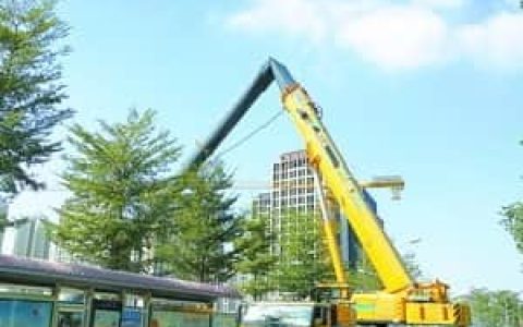 吊车因质量问题致吊臂弯折 工人躲闪及时没人伤亡
