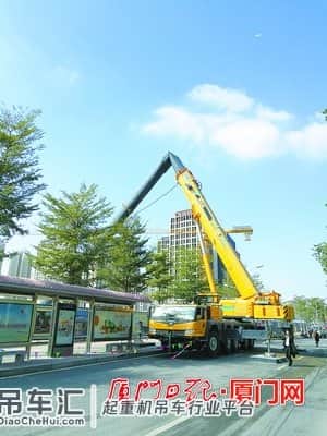 吊车因质量问题致吊臂弯折 工人躲闪及时没人伤亡