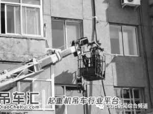 厉害了!沈阳男子坐大“吊车”回家!