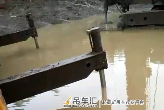 吊车:你要是不提醒我,我还以为自己是条鱼呢!