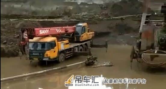 吊车:你要是不提醒我,我还以为自己是条鱼呢!