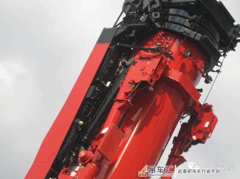 街头偶遇豪华吊车,好想上去开一把