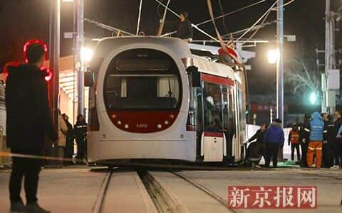 北京有轨电车西郊线运营车辆故障：吊车已就位，众人齐力推车