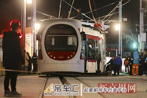 北京有轨电车西郊线运营车辆故障:吊车已就位,众人齐力推车