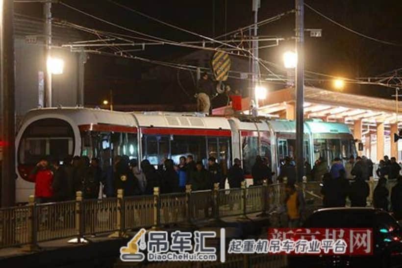 北京有轨电车西郊线运营车辆故障:吊车已就位,众人齐力推车