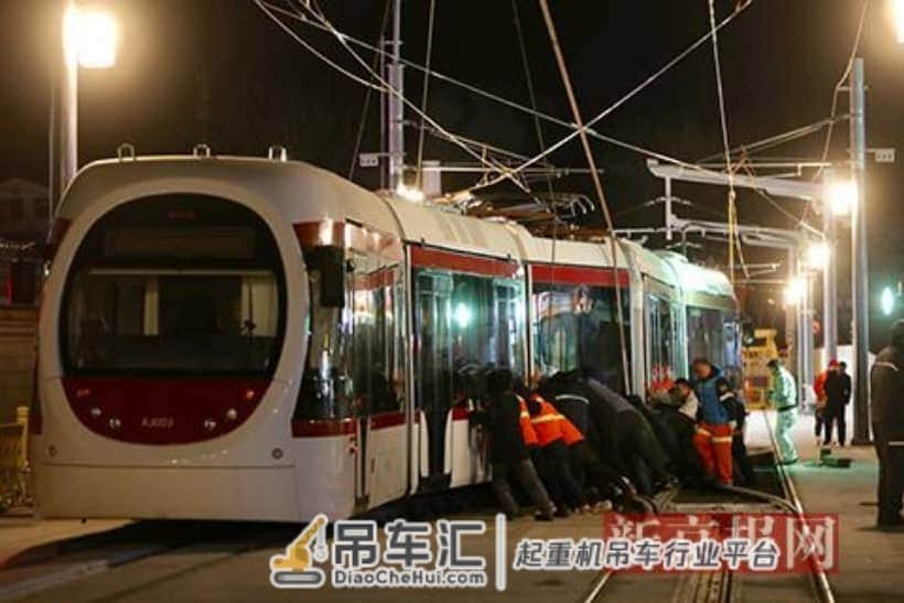 北京有轨电车西郊线运营车辆故障:吊车已就位,众人齐力推车