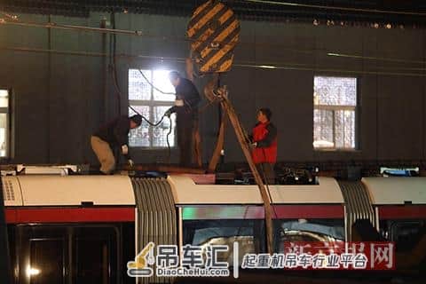 北京有轨电车西郊线运营车辆故障:吊车已就位,众人齐力推车