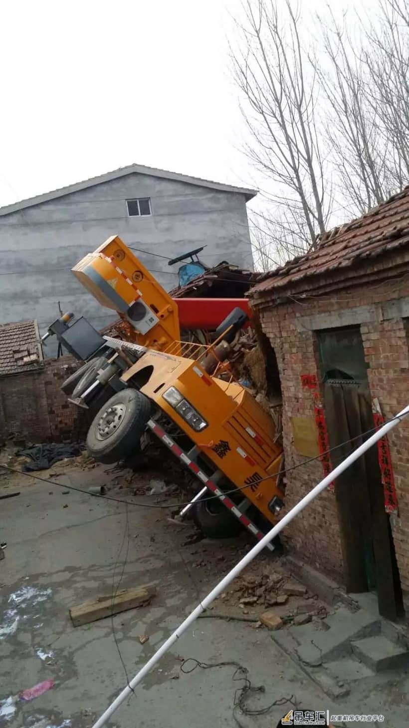 超载翻车无情!不管你是大厂车,还是土吊!