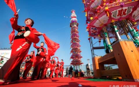 近7层楼高的元宵大花灯像宝塔矗立 重1吨多靠吊车架立起来