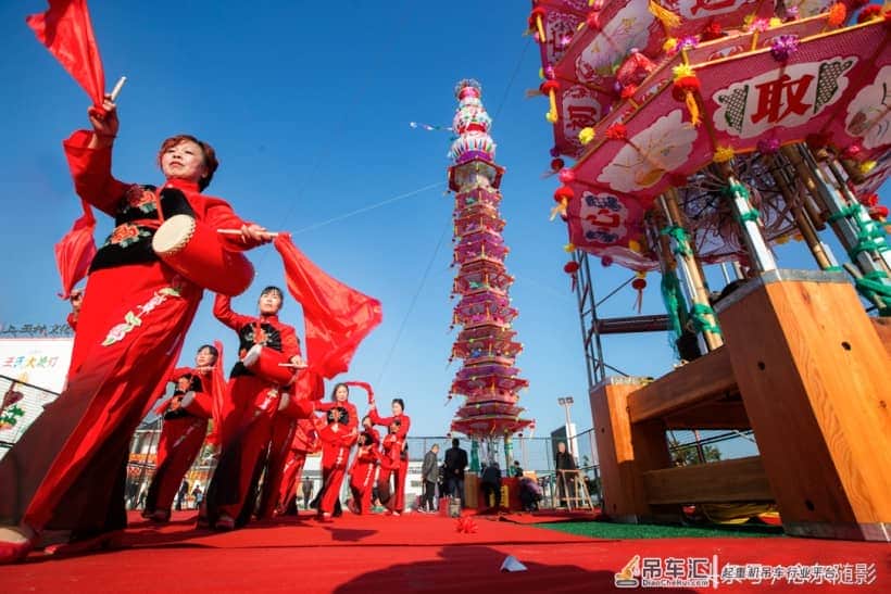 近7层楼高的元宵大花灯像宝塔矗立 重1吨多靠吊车架立起来