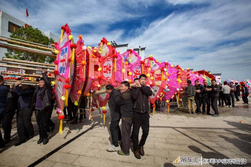 近7层楼高的元宵大花灯像宝塔矗立 重1吨多靠吊车架立起来