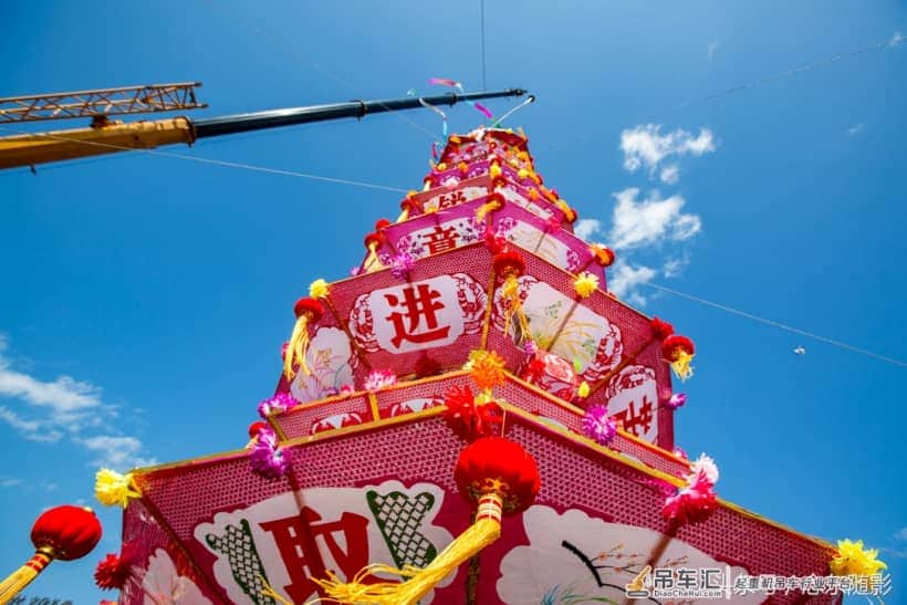 近7层楼高的元宵大花灯像宝塔矗立 重1吨多靠吊车架立起来