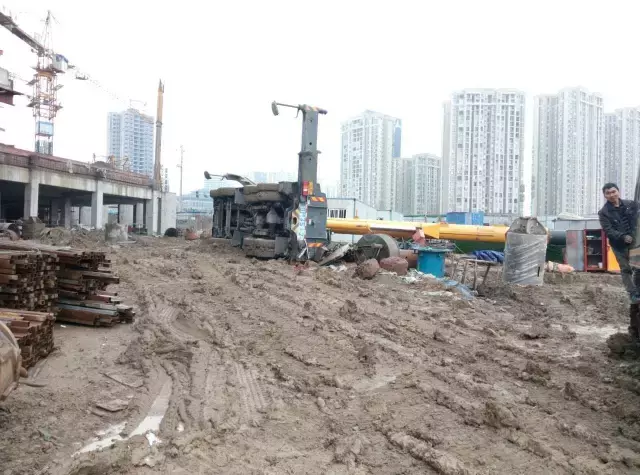 这种场地不垫钢板还全伸臂,司机也太马虎了吧!