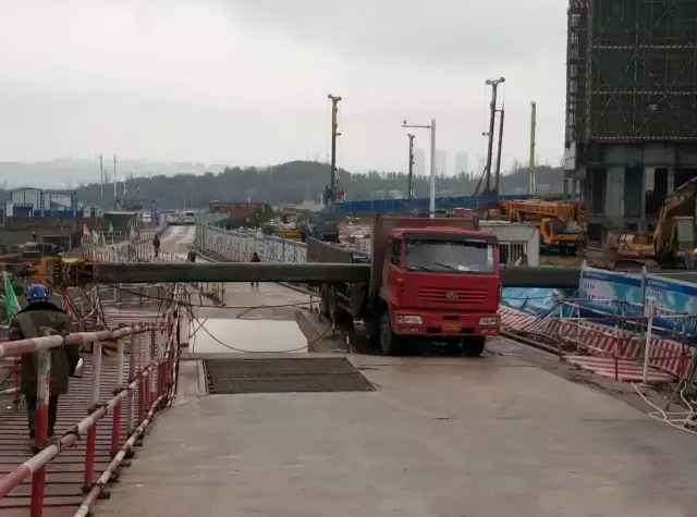 这种场地不垫钢板还全伸臂,司机也太马虎了吧!