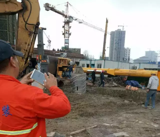 这种场地不垫钢板还全伸臂,司机也太马虎了吧!