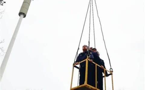 违建业主封锁进入天台通道，城管人员乘吊车“空降”楼顶拆违！