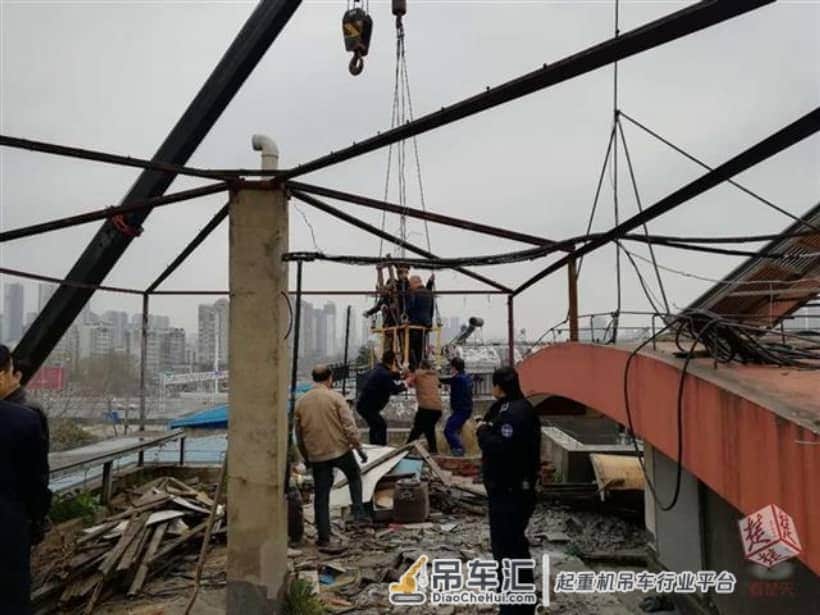 违建业主封锁进入天台通道,城管人员乘吊车“空降”楼顶拆违!