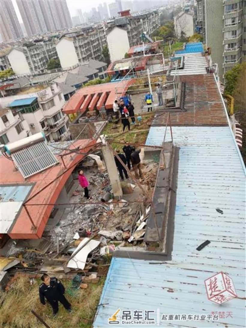 违建业主封锁进入天台通道,城管人员乘吊车“空降”楼顶拆违!