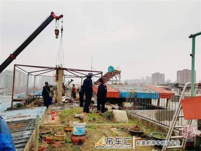 违建业主封锁进入天台通道,城管人员乘吊车“空降”楼顶拆违!