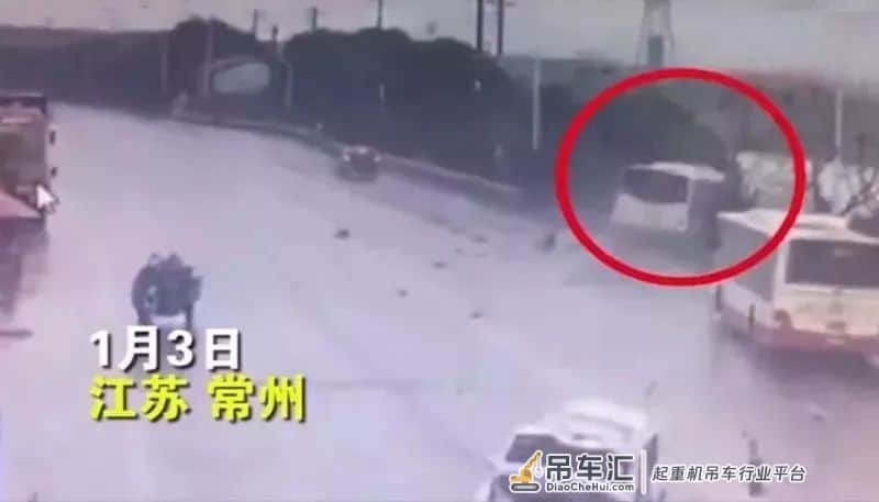 ?公交车冲下河,路边的吊车司机开吊车把人一个个“钓”上来!