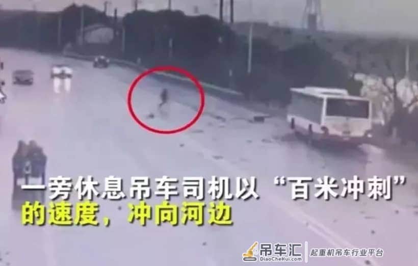 ?公交车冲下河,路边的吊车司机开吊车把人一个个“钓”上来!