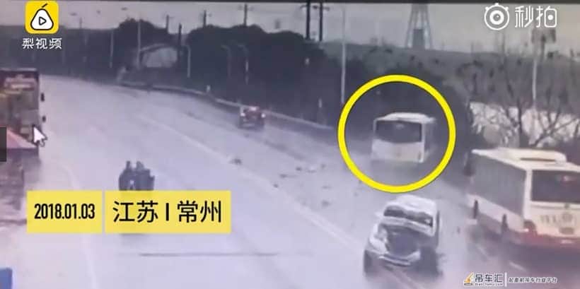 感动中国！吊车司机与时间赛跑，捞起落水公交救回4条人命！
